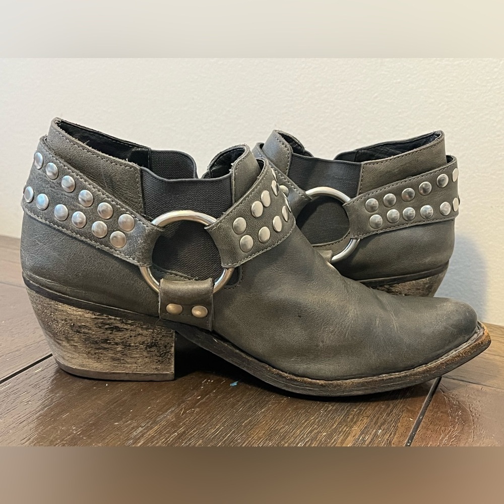 😎 Jeffrey Campbell Distressed Studded Booties Womens size 7